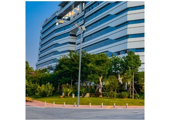 การประหยัดพลังงานพลังงานแสงอาทิตย์ไฟถนน LED อลูมิเนียมที่อยู่อาศัย IP65 30W 3900-4500LM