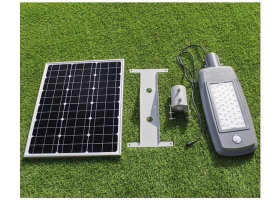 ไฟถนน LED พลังงานแสงอาทิตย์ที่ทนทาน 5500K IP65 50W พร้อมแผงโซลาร์เซลล์ที่หมุนได้