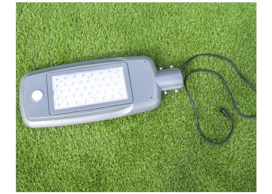 ไฟถนน LED พลังงานแสงอาทิตย์ที่ทนทาน 5500K IP65 50W พร้อมแผงโซลาร์เซลล์ที่หมุนได้